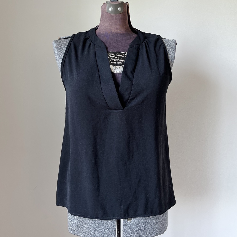 Carly Jean Los Angeles Blouse Womens Medium Black Flowy Sleeveless V Neck